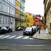 2.5.11 Jízda v protisměru Definice v průzkumu: V ulici je dost místa na bezpečné vyhnutí. Představte si úsek 200 metrů (jeden blok). Ulice má chodník.