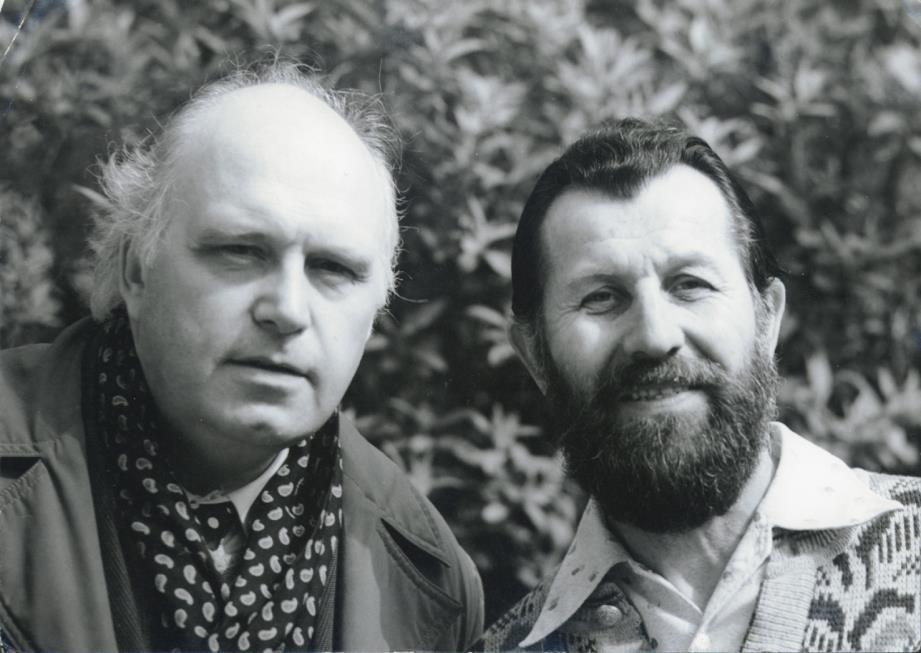 Prom. biol. Z. Pouzar a dr. F. Kotlaba v Praze 4-Braníku v zahradě dr. Staňka. Foto 5.1980 V. J.