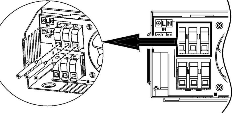 Doporučené průřezy AC vodičů Model Velikost Utahovací moment 1KVA 16 AVG 0,5~ 0,6 Nm 2KVA 14 AVG 0,8~ 1,0 Nm 3KVA 12 AVG 1,2~ 1,6 Nm 4KVA 10 AVG 1,4~ 1,6 Nm 5KVA 8 AVG 1,4~ 1,6 Nm Při