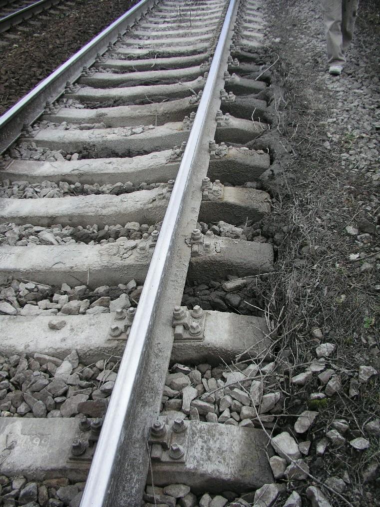 Foto 4: Pohled na znečištěné, zbahnělé kolejové lóže v traťové