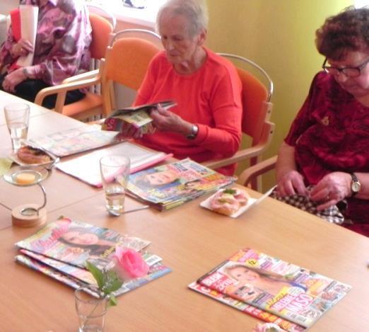 časopisů, osmisměrek, zábavných křížovek a sudoku. Každý sáhl po nějakém oblíbeném žánru, čím si zkrátí volné chvíle. I přes to všechno ještě na stole zůstala pěkná hromada.