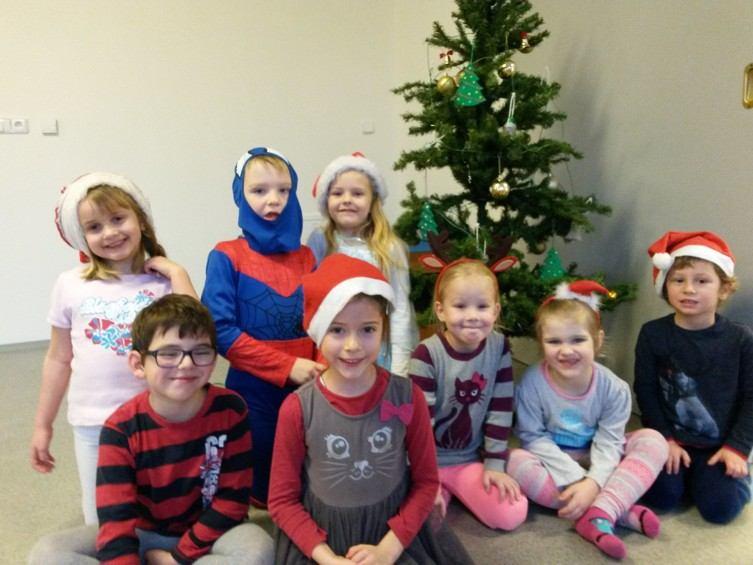 Christmas Party na ZŠ a MŠ Mšené-lázně Na poslední předvánoční hodině roku si všichni děti navštěvující kurzy angličtiny společně užili vánoční besídku.