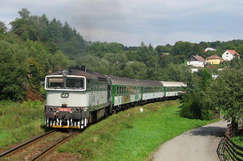 Právě na pos trku takového vlaku byla u Zádveřic za chycena 754.031, 26. srpna 2006. foto Martin Šarman Oblouky u Polichna se 17.