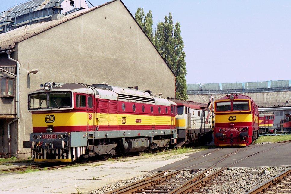 Pod Ostravu pak bylo předáno jak bývalé mateřské depo ve Valašském Meziříčí, tak i provozní jednotka v Otrokovicích. Společně s ní byly pod DKV Ostrava předány i dva stroje 754.050 a 754.061.