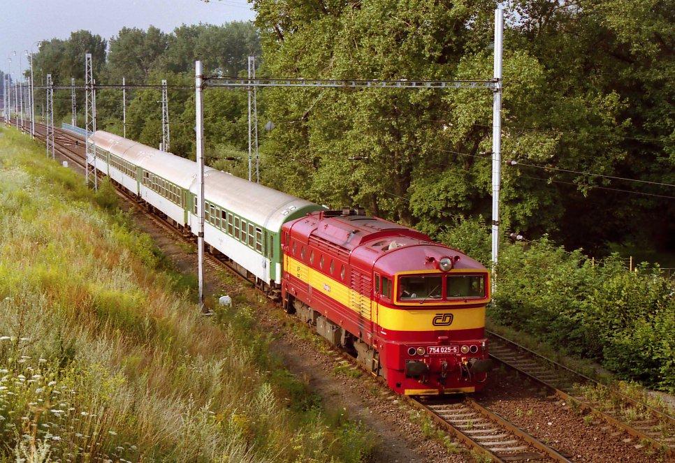 MAGAZÍN FOTOGALERIE LOKOMOTIVY.NET Zpátky k "dennímu chlebu" "brejlovců" na Ostravsku. Již po elektrizované trati odjíždí Ostravy Kunčic do Ostravy střed 754.