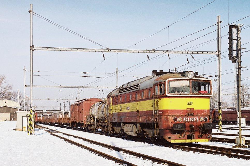 PROVOZ V Ostravě Kunčicích vyčkává 28. listopadu 2005 "čtverka" 754.050 s Pn 60052.