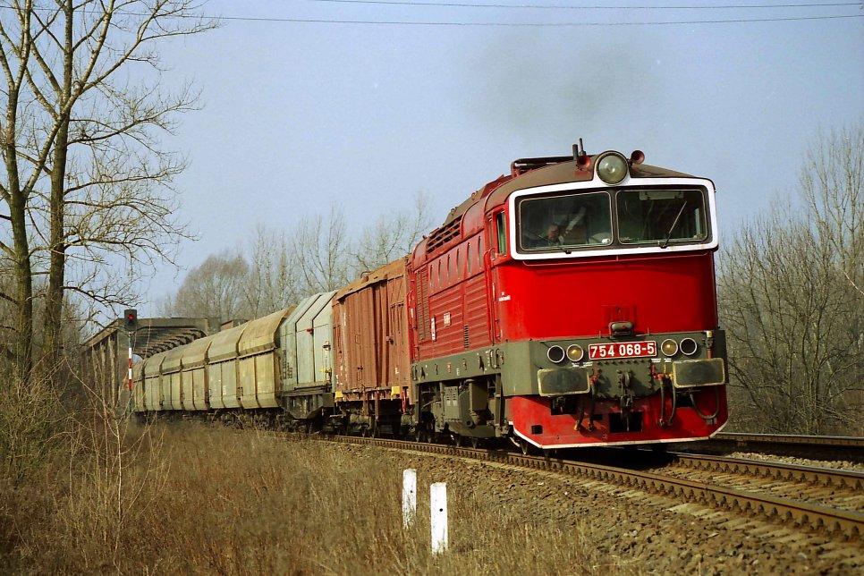 PROVOZ Otrokovicích došlo ke střídání se stroji depa jihomoravské metropole. S uvedenými změnami souvisí pokles turnusové potřeby a odchod dvou dříve brněnských 754.021 a 025 zpět do Brna.
