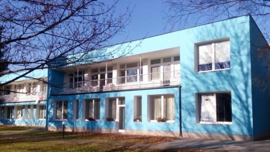 Vzhledem k nedostatečné tloušťce obvodového a střešního pláště a k zastaralým výplním otvorů v budově docházelo k významným únikům tepla.