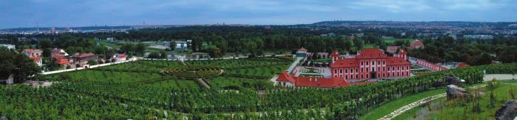 Pokud jste vyřešili všechny úkoly, odměňte se výhledem na Prahu. Pokuste se rozpoznat známé pražské dominanty. Všimněte si, jak je areál botanické zahrady obrovský.