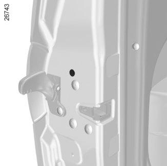 ZAMYKÁNÍ A ODEMYKÁNÍ DVEŘÍ (1/3) S Elektrické centrální zamykání (podle vybavení vozidla) Umožňuje současné zamknutí nebo odemknutí zámků dveří a zavazadlového prostoru.