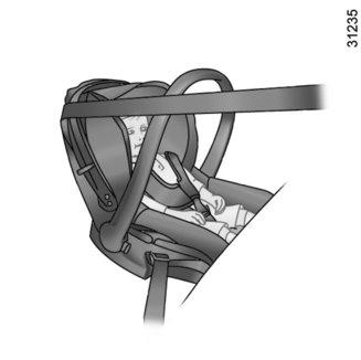 BEZPEČNOST DĚTÍ: výběr dětské sedačky Dětské sedačky zády ke směru jízdy Hlavička dítěte je v poměru těžší než hlava dospělého a krk je velice křehký.