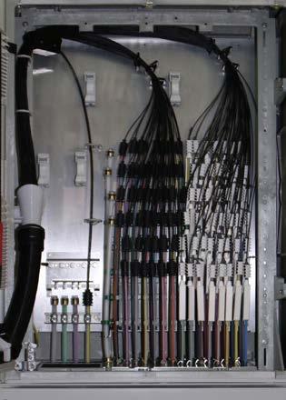 Uvnitř rozvaděče optických sítí se nachází systém managementu mikrotrubiček pro uspořádané ukládání mikrotrubiček a zavedení a upevnění hlavního optického kabelu z