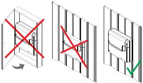 Zařízení nesmí být instalováno v uzavřené skříni nebo dřevěném obkladu. Sejměte spodní kryt výkonové jednotky.