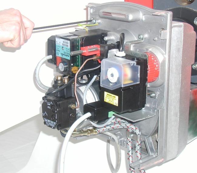 3 Servisní poloha Odpojit elektrické konektorové přípojky. Povolit 4 rychloupínacích šroubů. Z krytu hořáku vyjmout desku hořáku s komponenty.