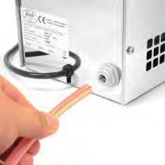 Chladicí zařízení propojte s naražečem zasunutím 3/8 nápojové hadice do rychlospojky umístěné