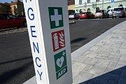 lékárnička hasicí přístroj defibrilátor - vydává hlasové pokyny pro
