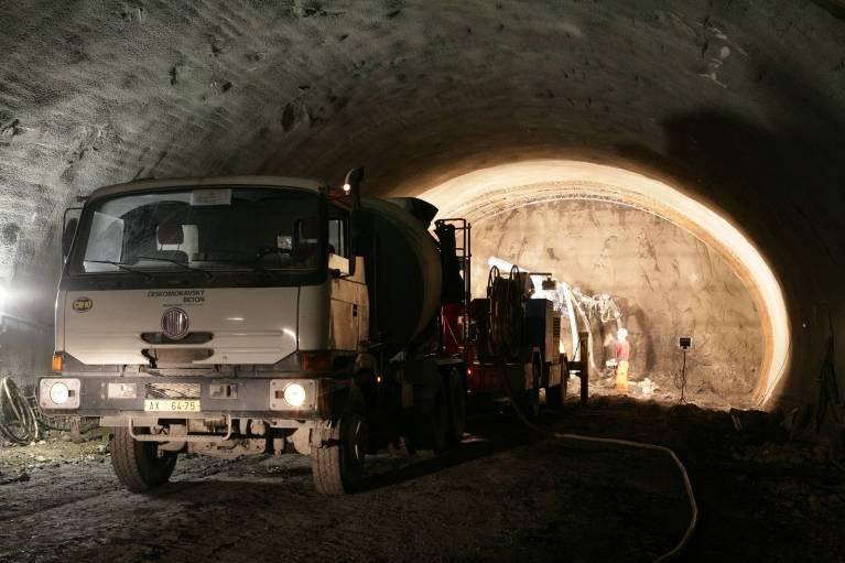 Horizontalně členěné ražby dvoukolejného tunelu ve