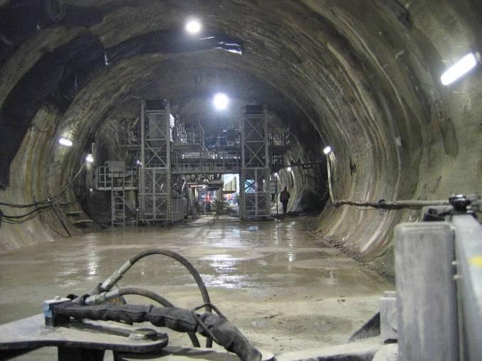 Pohled ze startovací šachty do dvoukolejného tunelu, sloužícího jako jako montážní komora pro