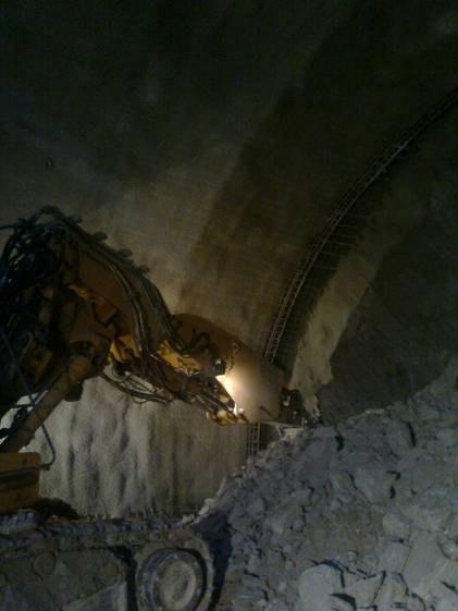 Tunel obratových kolejí Geologicky podmíněný výval Geotechnické podmínky: Jílovce a prachovce, šedé až světle hnědošedé, nesoudržné, silně až tence laminované s vložkami zvětralých a polámaných