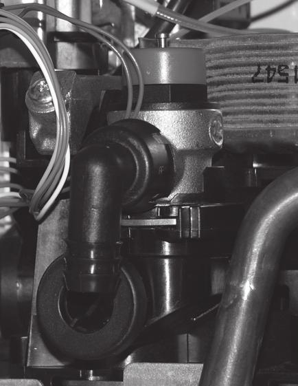 JAK POUŽÍVAT ZAŘÍZENÍ 8.11 Pojistný ventil Na spodní straně kotle na hydraulické skupině je vlevo umístěn pojistný ventil. Z vyústění od pojistného ventilu může dojít (při překročení max.
