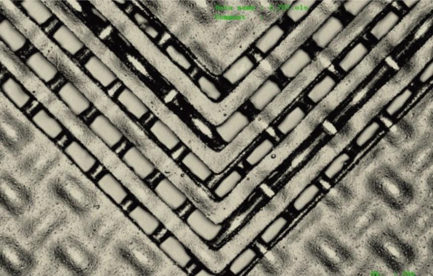1.3.1 Parametry síta Obr. 2 Detailní záběr síta s nanesenou emulzí (převzato z [10]).