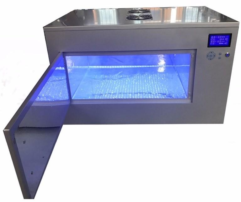 Vytvrzovací plocha je 46 cm x 36 cm a vzdálenost plochy od výbojky je 25 cm [62]. Provozní teploty uvnitř boxu, chlazeného vzduchem pomocí ventilátorů, se pohybuje okolo 40 C [62].
