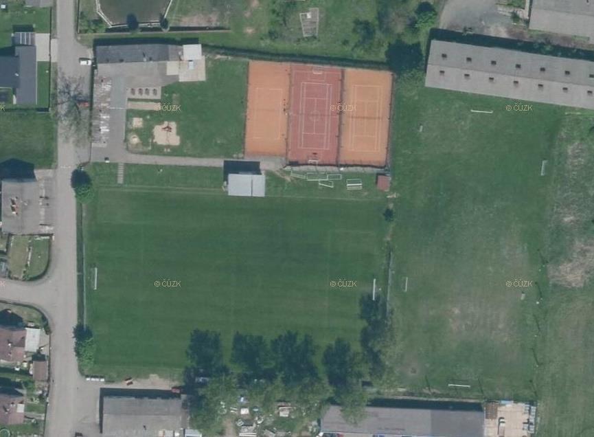 Mapa sportovního areálu 7 6 5 4 3 1 2 Ve sportovním areálu se nachází: 1. Fotbalové hřiště 2. Odlehčovací hřiště 3. Antukové hřiště (tenis) 4. Multifunkční hřiště s polyuretanovým povrchem (2013) 5.