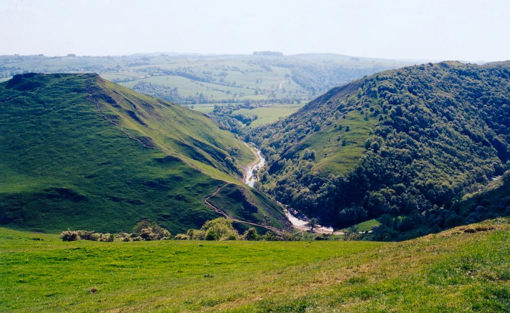 obr. 1 Údolí tvaru písmene V, Dove Dale, Peak District, Anglie. Foto: Marek Křížek. Podélný profil údolí Z tvaru křivky podélného profilu údolí lze vyčíst řadu informací o vývoji daného údolí.