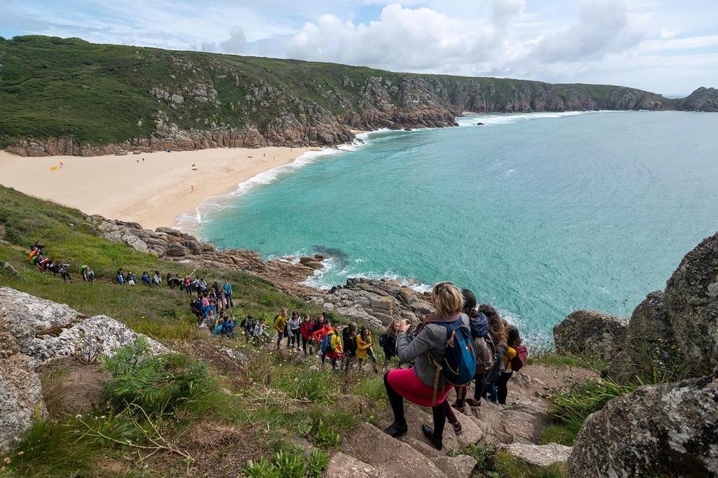 Vystoupali jsme až k přírodnímu amfiteátru Minack Theatre, o jehož stavbu se zasadila jediná žena a společně s několika lidmi jej v