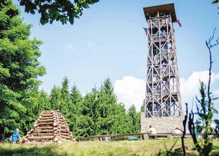 Nejvyšším vrcholem je Velká Javořina (970 m), nabízející úžasné výhledy od Alp až do Tater. Najdete tu unikátní přírodu, kde se zachovaly rozsáhlé orchidejové louky s ohroženými a chráněnými druhy.
