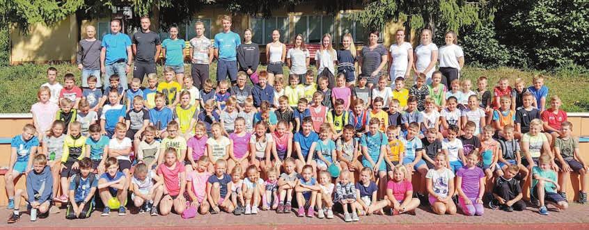 FOLKLOR NA SLOVÁCKU 21 Na pěknú pěsničku je čas dycky! FOLKLOR Hodové zpívání chránily dvě střechy VLČNOV Ve Vlčnově se na hody vždycky zpívá.