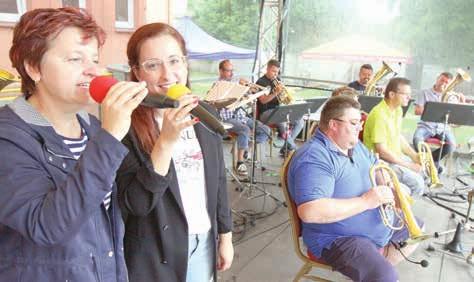Bodejť ne, Chotár přijel z Horňácka zazpívat pouze ve čtyřech Kdo se nevešel pod střechu, musel zpívat s palazórem.