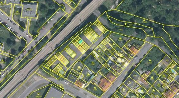 Garáž má opravenou střechu, betonovou podlahu, plechové dveře. Dále má garáž vlastní elektroměr, elektřina 220 V (roční poplatek 500 Kč + spotřebované kw). Dostupnost MHD cca 100 m od garáží.