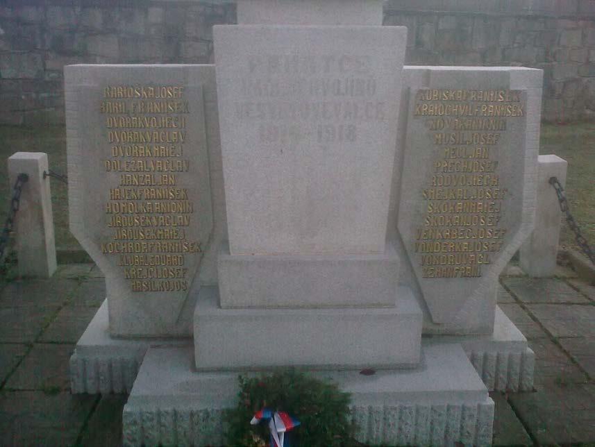 Pan Jiroušek se narodil 20. září 1924 jako čtvrté dítě v rodině kováře Františka Jirouška v Rohozné u Jihlavy.