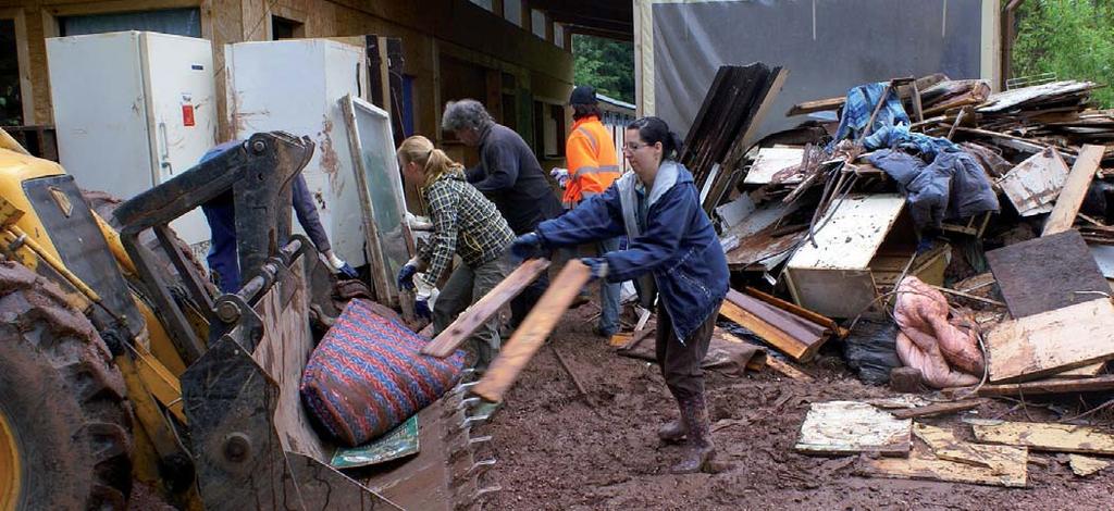 POMOC POSTIŽENÝM POVODNĚMI POSKYTUJEME POMOC LIDEM POSTIŽENÝM ZÁPLAVAMI Foto: Pomoc dobrovolníků Oblastní charity Jičín při odklízení následků povodní v obci Rudník u Hostinného.