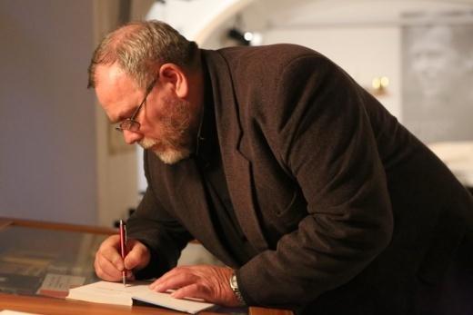 Na počátku všeho byla neratovská legenda kostel. Dnes téměř kompletně opraven s dominantní skleněnou střechou.