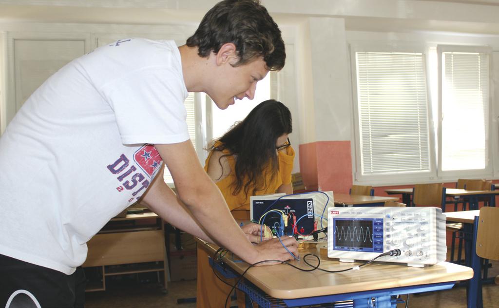 ŠKOLY NOVÉ POMŮCKY DO FYZIKY ZA PODPORY NADACE ČEZ GYMNÁZIUM CHODOVICKÁ Studentům a všem ostatním příznivcům Gymnázia Chodovická se podařilo nasbírat plný počet bodů pro získání finančních prostředků