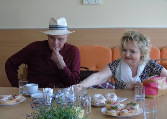 Jídelnu na oddělení A. jsme upravili na příjemnou kavárničku, a už jen čekali na hosty. Přijeli s malým zpožděním, ale to nám vůbec nevadilo. Naši kavárničku rychle rozezpívali a roztančili.
