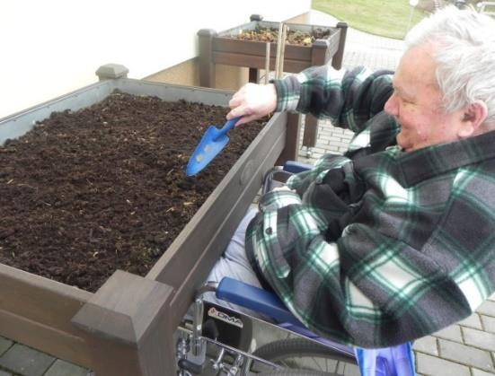 Paní Hrušková je mladší, spočítali jsme jí šedesát šest let, ale jemný hlas popelky má dodnes. Pan Přeučil se přiznal, že jeho sbírka klobouků čítá počet sedmdesát pět kousků.