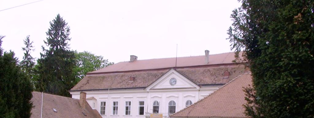 Název kulturně historické dominanty Popis Zámek Původní zámeček byl roku 1790 přestavěn na pozdně barokní zámek s klasicistními prvky.