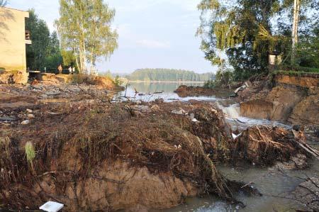 Mimořádně vydatné dešťové srážky ale udělaly z potůčků řeky a z Lužické Nisy půl kilometru širokou a místy čtyři metry hlubokou dravou řeku, která brala vše, co jí přišlo do cesty.