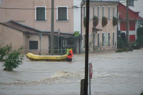 Dnes jsou na naší obci sem tam někde stále vidět nějaké šrámy připomínající tu hroznou povodeň, ale největší šrám má asi každý z nás schovaný někde ve svém