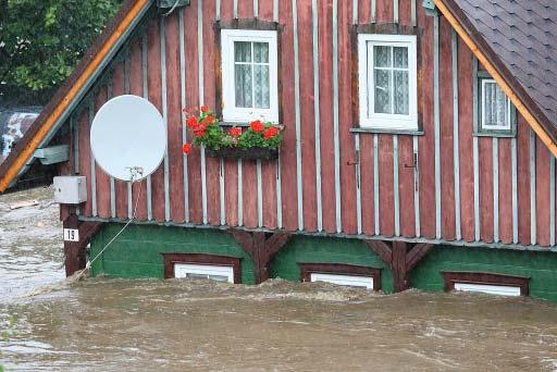 Mníšek Druhá vlna přišla okolo dvanácté hodiny a byla ještě mohutnější než ta předešlá. V neděli jsem povolal odborníky na posouzení mostních objektů a k zjištění rozsahu škod.
