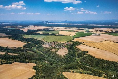 Pro znalce turistiky je možné říct, že Sudoměř je jednou ze vstupních cest do chráněné krajinné oblasti Kokořínsko.