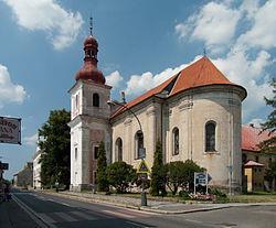 BĚLÁ POD BEZDĚZEM Středočeský kraj, okres Mladá Boleslav Bělá pod Bezdězem leží v malebné krajině západně od Mnichova Hradiště, severovýchodně od města Mladá Boleslav.
