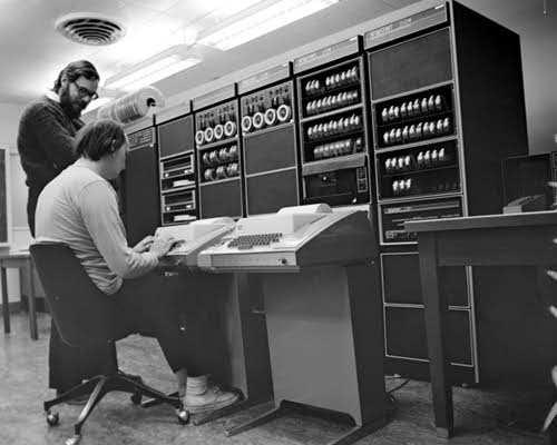 Historie DEC PDP-11 na snímku Dennis