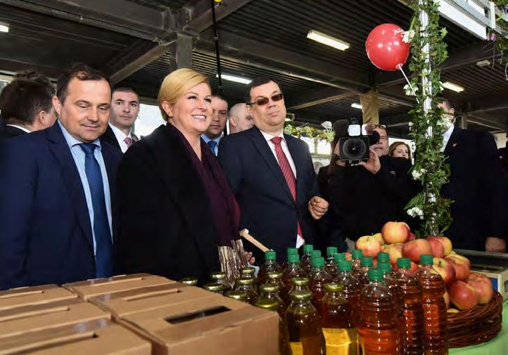 ZE ZEMĚDĚLSTVÍ ZE ZEMĚDĚLSTVÍ JRNÍ VELETRH V GUDOVCI Denně více než deset tisíc návštěvníků Stroj na čistění brambor Řezáč