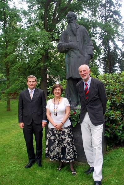 Před sochou Josefa Hlávky v parku zámku; zleva: JUDr. Benda, PhDr. Sojková, prof. Žák Ceny předali: za vědeckou literaturu prof. dr.