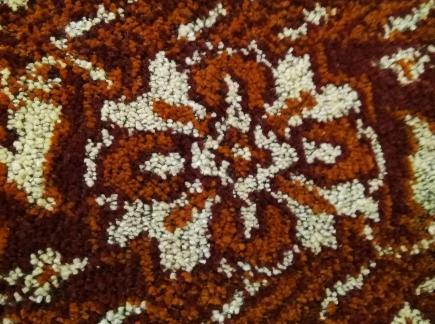 Obrázek 1 znázorňuje ukázku detailu žinylkového koberce tkaného v Hlinsku. Obr. 1: Detail tkaného žinylkového koberce [2] 2 Proces výroby tkané žinylky Učebnice Vazby a rozbory tkanin od autorů J.