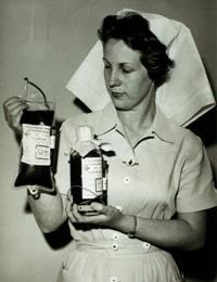 Vývoj techniky odběrů a zpracování krve 1950+: vývoj a zavedení plastových krevních vaků (USA, korejská válka) 1958 v USA zavedena průmyslová výroba krevních vaků.